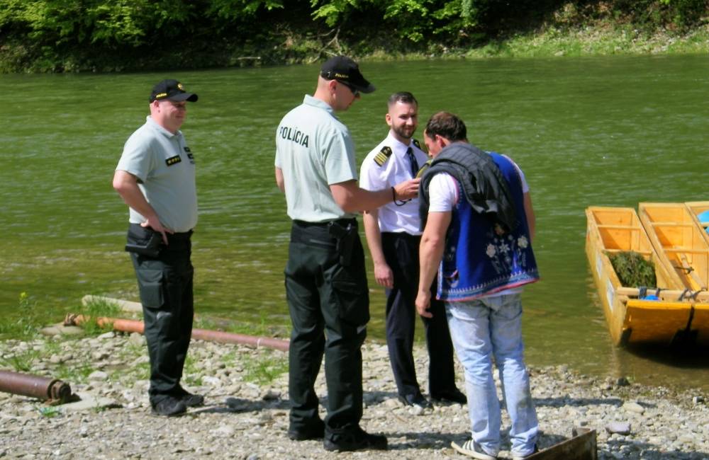 Foto: Policajti dávali fúkať pltníkom na rieke Dunajec, závažné pochybenia nezistili