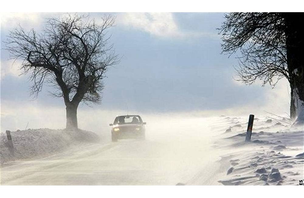 Silný nárazový vietor komplikuje dopravu, v Prešovskom kraji sa tvoria snehové jazyky a záveje