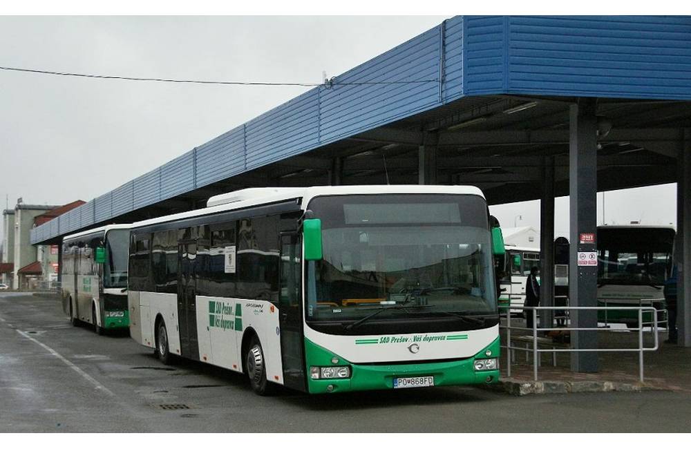 Kuriózna nehoda v Prešove, prázdny autobus narazil do autoumyvárky