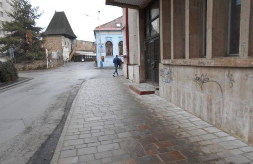 Rekonštrukciou chodníka na Kováčskej ulici získali chodci väčší komfort