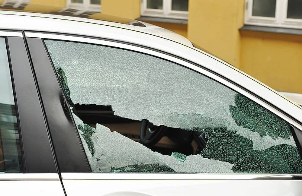 V obci Mlynčeky zlodej vykradol auto a prepichol na ňom pneumatiky