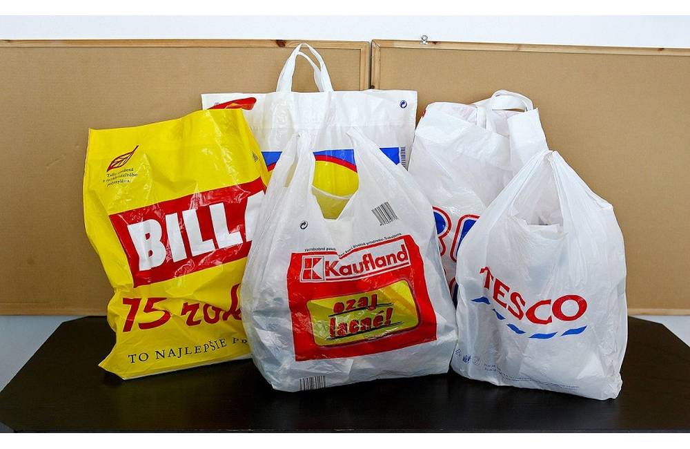Od 1. januára sú spoplatnené plastové tašky, cieľom je ich postupne odstrániť