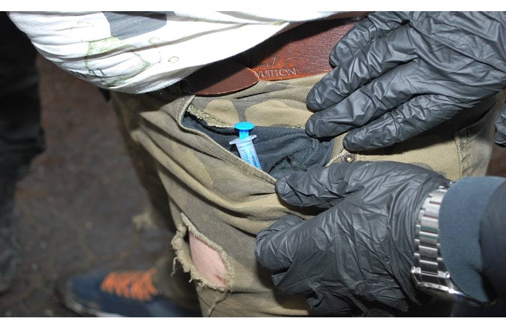 Humenskí policajti zadržali dvoch mužov, pri prehliadke u nich našli drogy s hmotnosťou 17,97 gramov