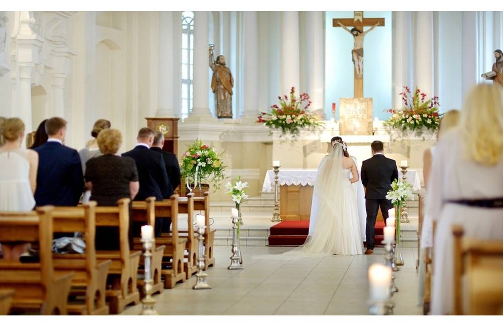 Na Slovensku sa každoročne uzavrie 12 000 cirkevných sobášov, poplatok 10 eur štát zruší