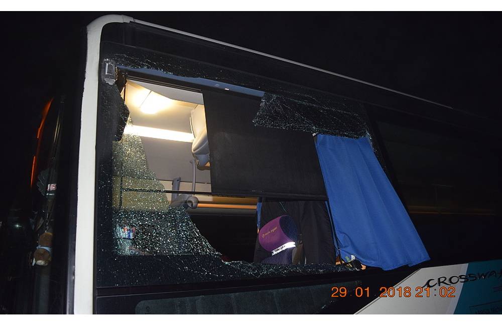 Kamión spätným zrkadlom rozbil tri okná na autobuse, pri kolízií sa zranila jedna cestujúca
