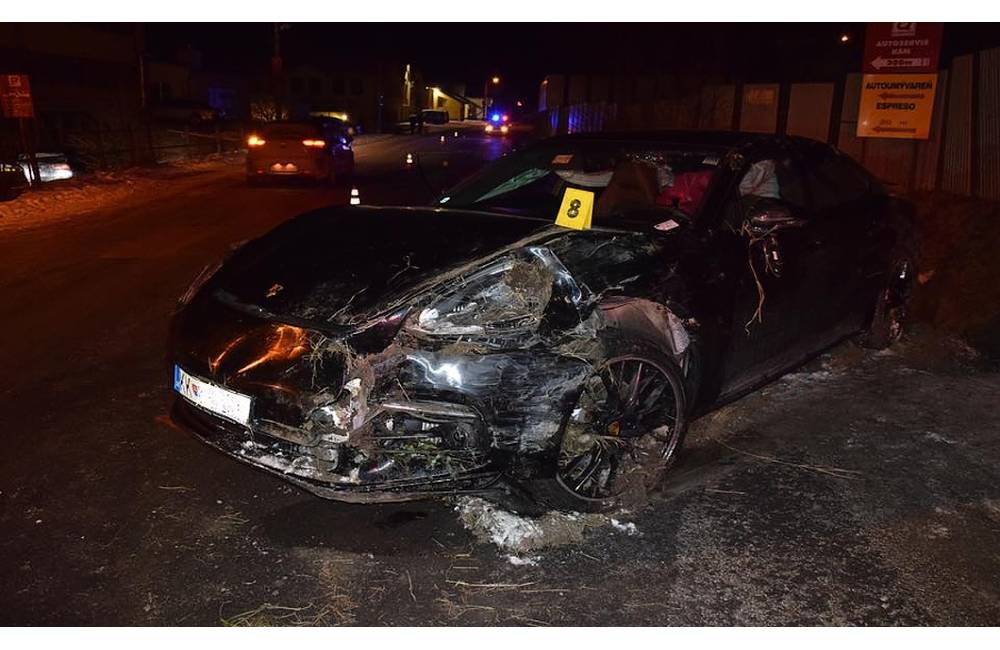 Opitý vodič dostal na rovnej ceste šmyk, škoda na Porsche Panamera, ktoré šoféroval je 100 000 eur