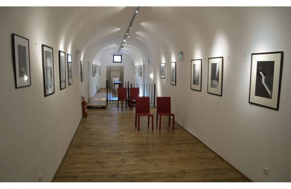 V Caraffovovej väznici v Prešove si môžete prísť pozrieť výstavu s názvom Osobné mytológie
