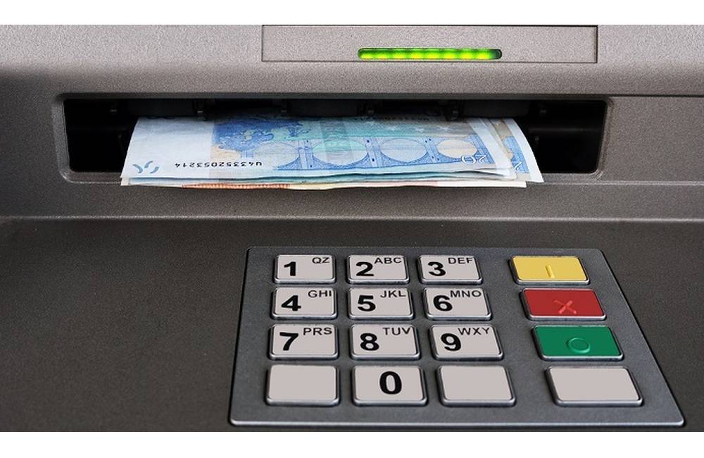 Obvinená štvorica ľudí v Stropkove z nájdenej bankomatovej karty vybrala 2 360 eur