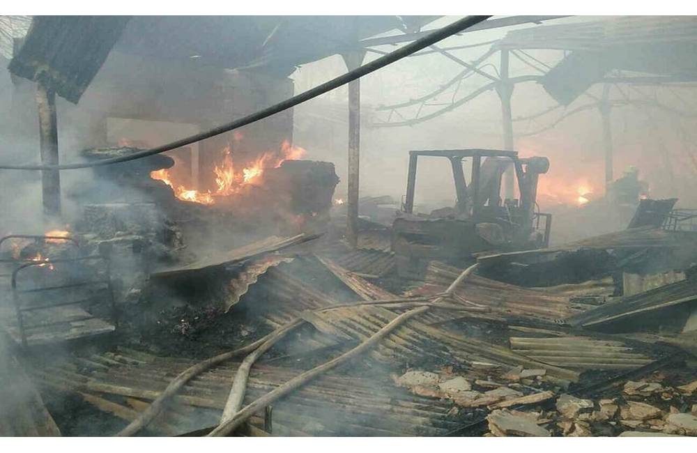 V Nižnej Šebastovej horí sklad polyuretánových fólií v kaštieli, hasiči dohášajú skryté ohniská