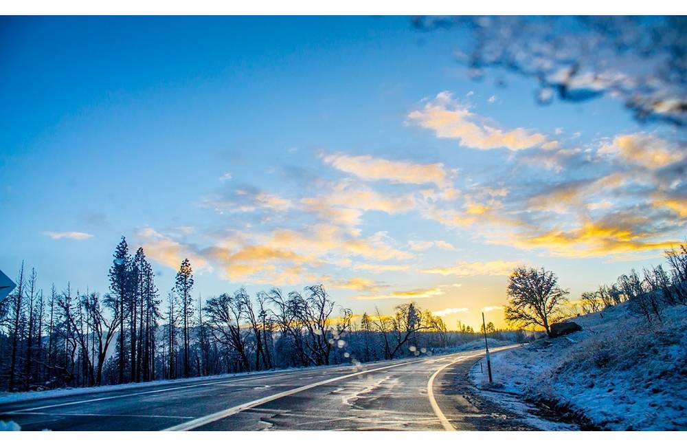 Počas víkendu meteorológovia očakávajú snehové jazyky, fúkať má aj vietor s rýchlosťou 65 km/h