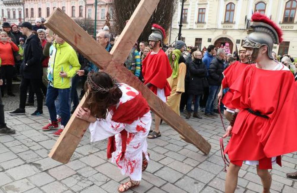 Počas Veľkej noci, na Veľký piatok obyvatelia mesta Prešov prežili tradičnú živú Krížovú cestu