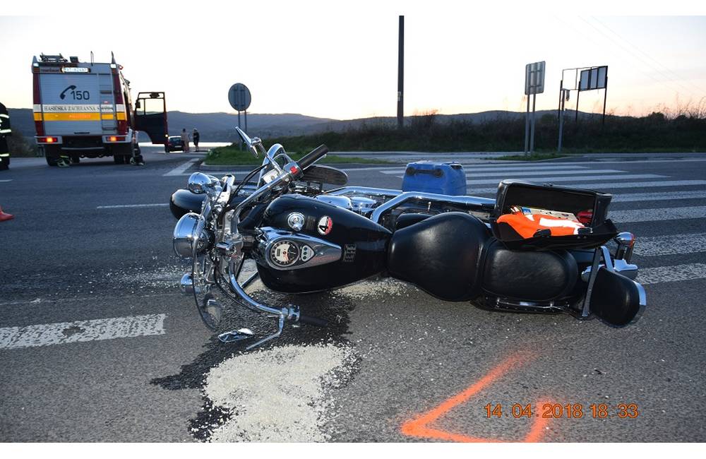Osobné auto sa zrazilo s motorkou, 45 - ročný vodič Škody Octavia narazil do motorkára