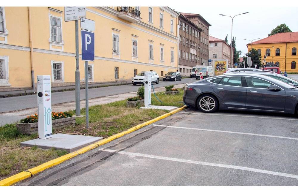 Medzi ulicami Slovenská a Metodova boli do prevádzky spustené 4 nové nabíjačky pre elektrické autá