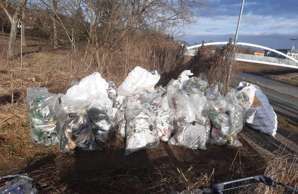 Foto: Pri prešovskom velodróme sa podarilo odstrániť nelegálnu skládku. Pracovníci vyzbierali až dve tony odpadu