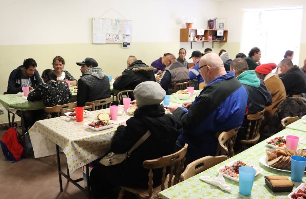 Foto: Ľudí bez domova čakali v Nízkoprahovom dennom centre Prešov veľkonočné pokrmy a zaujímavý program