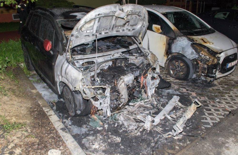 Prešovskí policajti objasnili prípad, v ktorom páchateľ podpálil osem áut. Obvinili 31-ročného muža