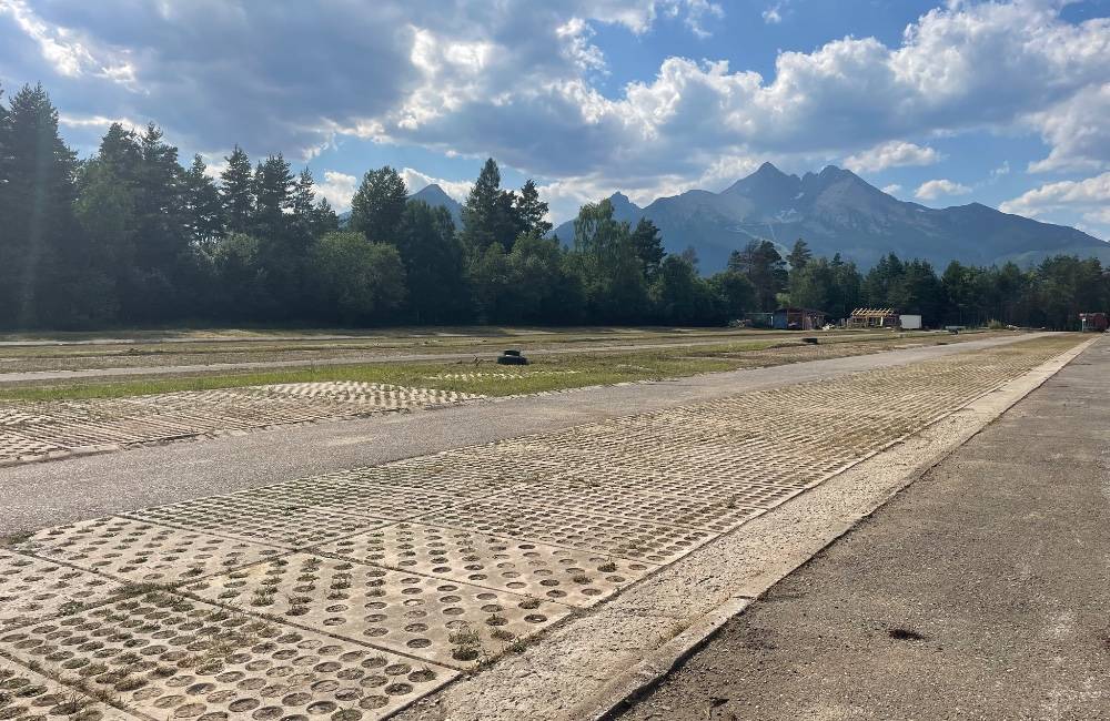 Z bezplatného záchytného parkoviska v Tatranskej Lomnici bude premávať kyvadlová doprava na Bielu Vodu
