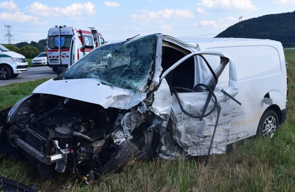 FOTO: Medzi Stročínom a Rakovčíkom došlo k zrážke nákladného a osobného auta. Zranilo sa viacero osôb
