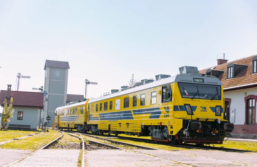 FOTO: Do prevádzky bol uvedený nový diagnostický vlak. Ten má upozorňovať na chyby koľajníc