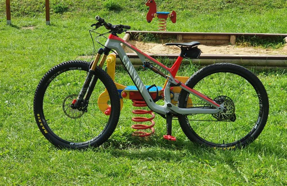 Z garáže v Lipanoch zmizol bicykel, majiteľ ponúka nálezcovi odmenu 