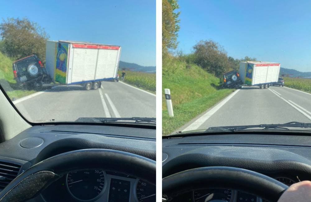Zvýšte pozornosť na výjazde zo Starej Ľubovne smerom do Hniezdneho, na ceste sa skrútilo osobné auto ťahajúce prívez