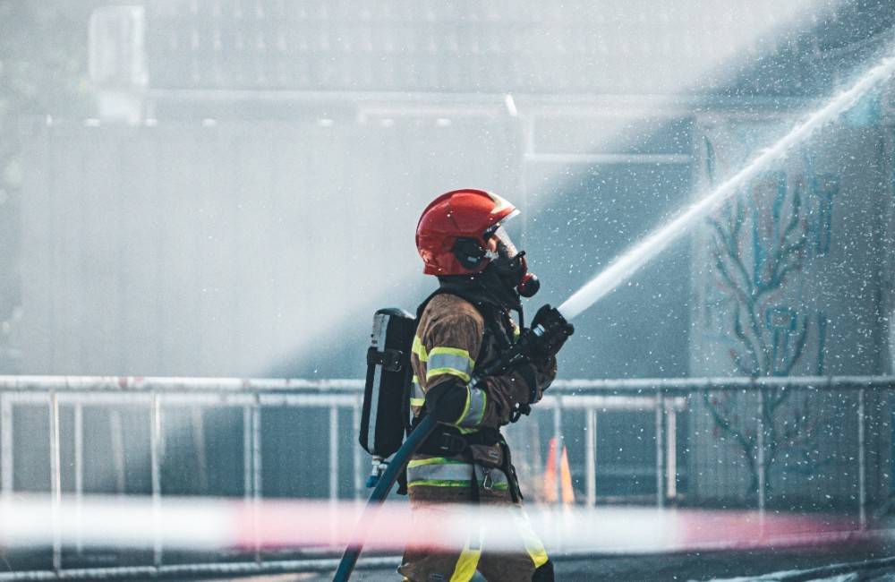 Vo Vranove nad Topľou horeli dve garáže blízko rodinného domu, oheň spôsobil škodu vo výške 40-tisíc eur.