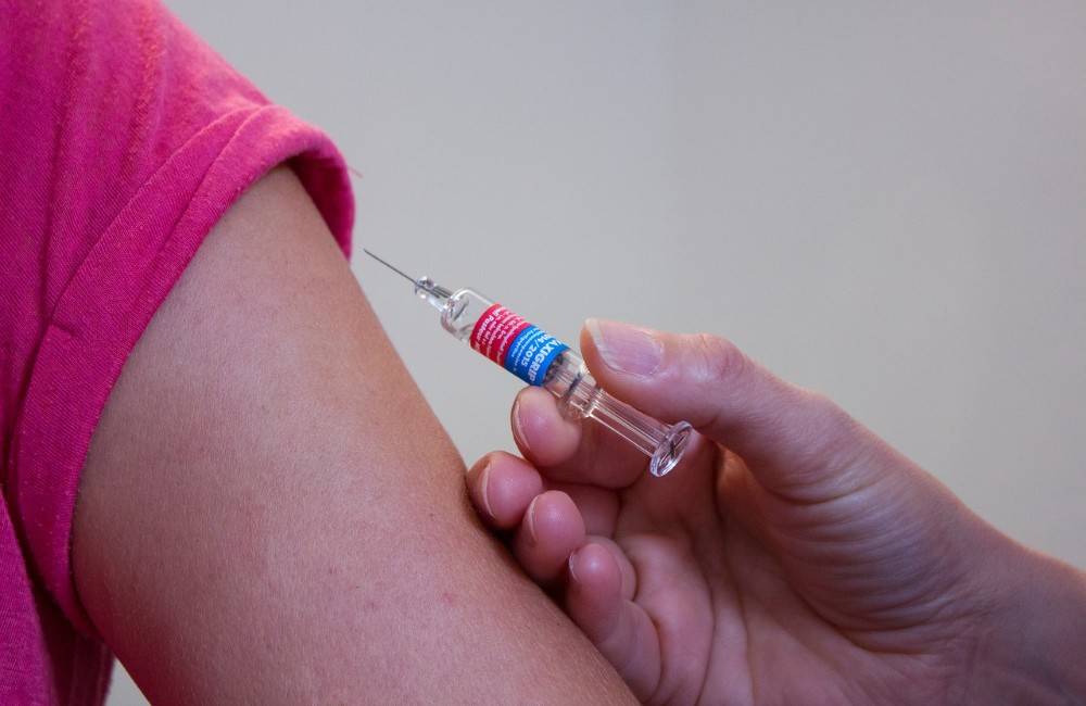 Popradská nemocnica spustila očkovanie novou vakcínou proti COVID-19. Jedinou podmienkou je registrácia