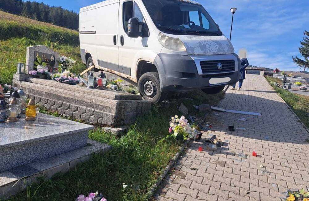 FOTO: V Liptovskej Tepličke sa odohral kuriózny prípad. Muža na cintoríne prešla dodávka