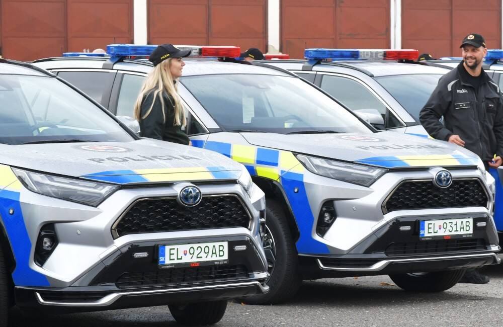 FOTO: Policajti Prešovského kraja dostali od ministerstva vnútra sedem nových elektro áut