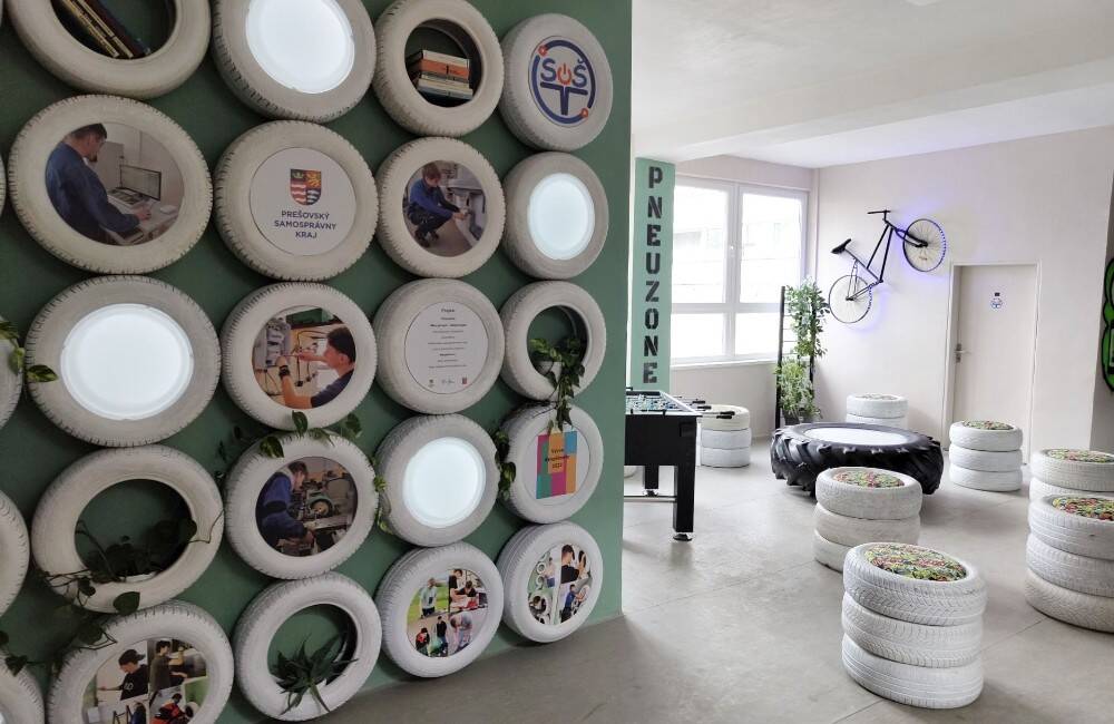 FOTO: Stredoškoláci zo Starej Ľubovne vytvorili v škole oddychovú zónu z recyklovaných pneumatík