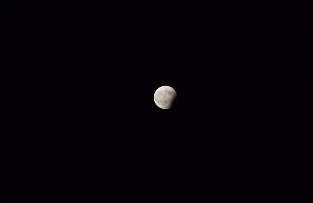 Foto: Počas sobotnej noci nastane čiastočné zatmenie Mesiaca. Uvidíme ho aj napriek nepriaznivému počasiu?