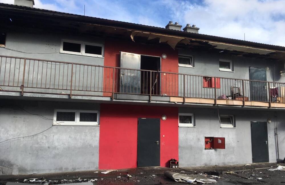 FOTO: Hasiči zasahujú pri požiari bytov v okrese Svidník. Zranené sú dve osoby