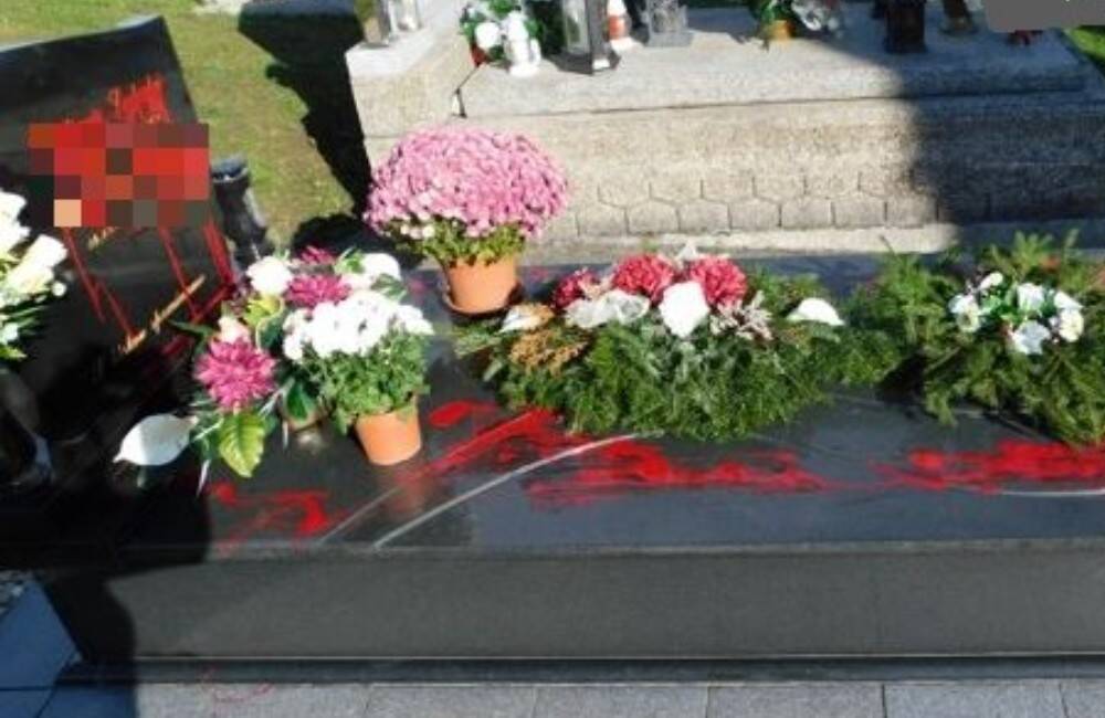 Neznámy vandal mal v Buglovciach zničiť náhrobný kameň, ktorý oblial červenou tekutinou