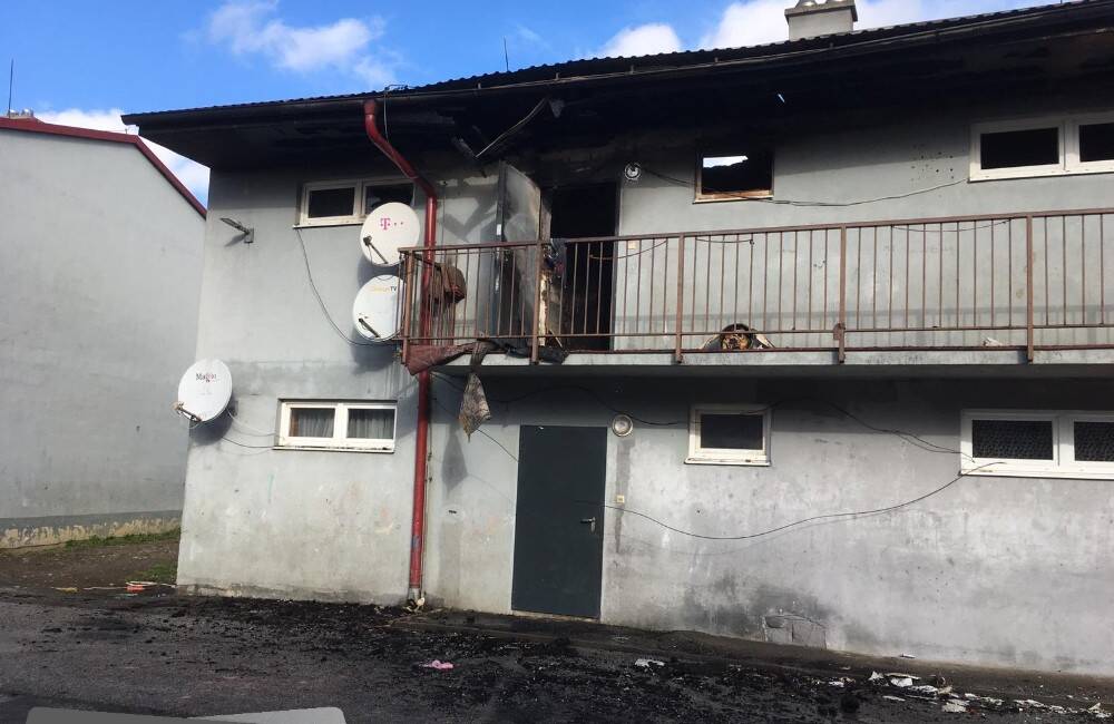 FOTO: V Krajnej Bystrej v bytovom dome vypukol vo štvrtok požiar. Spôsobil škodu viac ako 200- tisíc eur