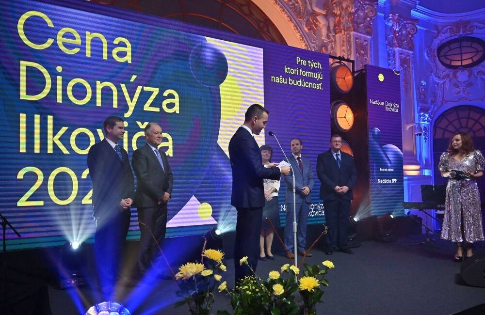 FOTO: Výnimočný učiteľ matematiky a fyziky z Gymnázia Lipany získal Cenu Dionýza Ilkoviča