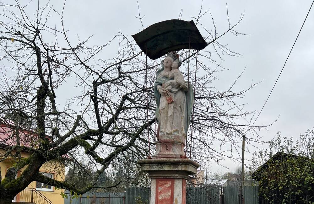 FOTO: Sochu Panny Márie Škapuliarskej stojacej v Stropkove premiestnili pre opravu jej podstavca