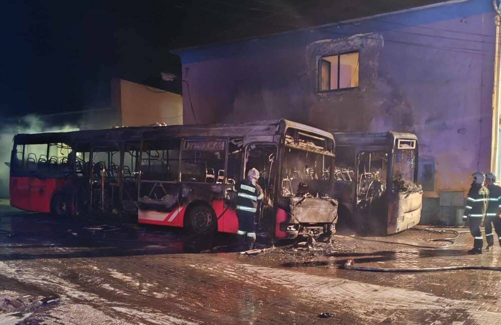 FOTO: V Toporci v noci horeli dva autobusy a obecný úrad. Podpáliť ich mal zlodej, ktorý chcel ukradnúť autobus