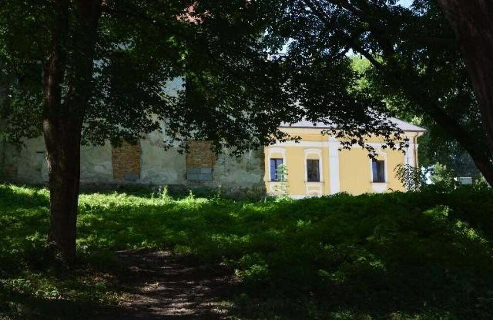Traja mladíci vylákali do parku v Snine muža, ktorého napadli a okradli. Jeden z páchateľov nebol ani dospelý