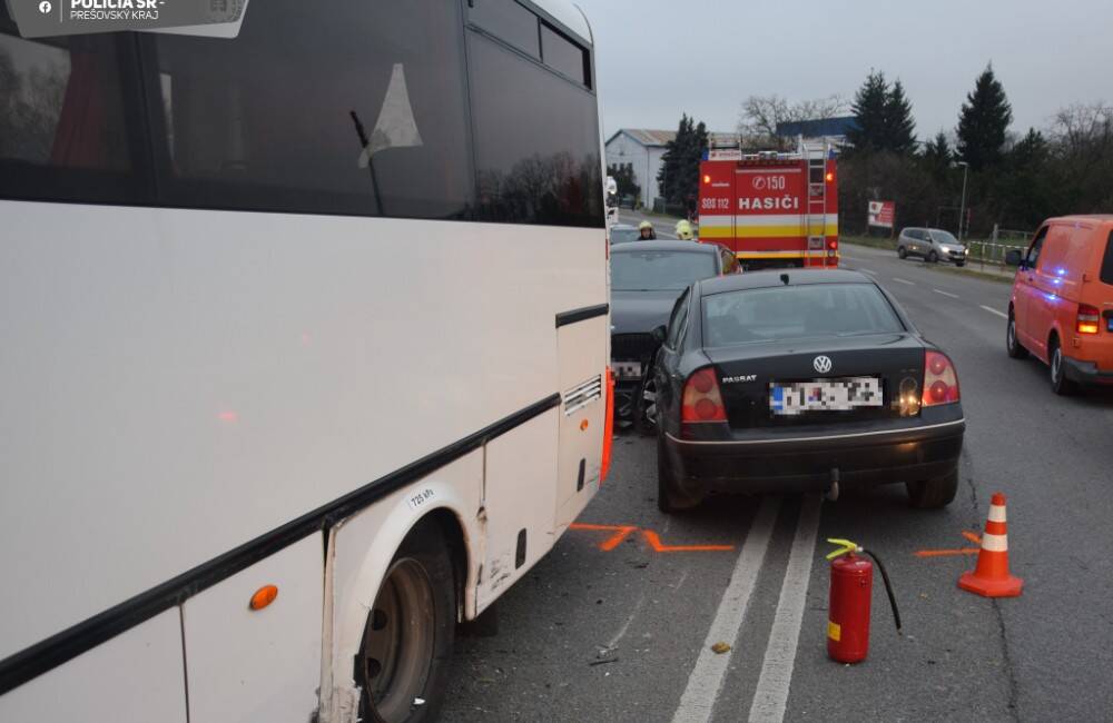 Opitý vodič vo Vranove nad Topľou nabúral do ostrovčeka, autobusu aj auta