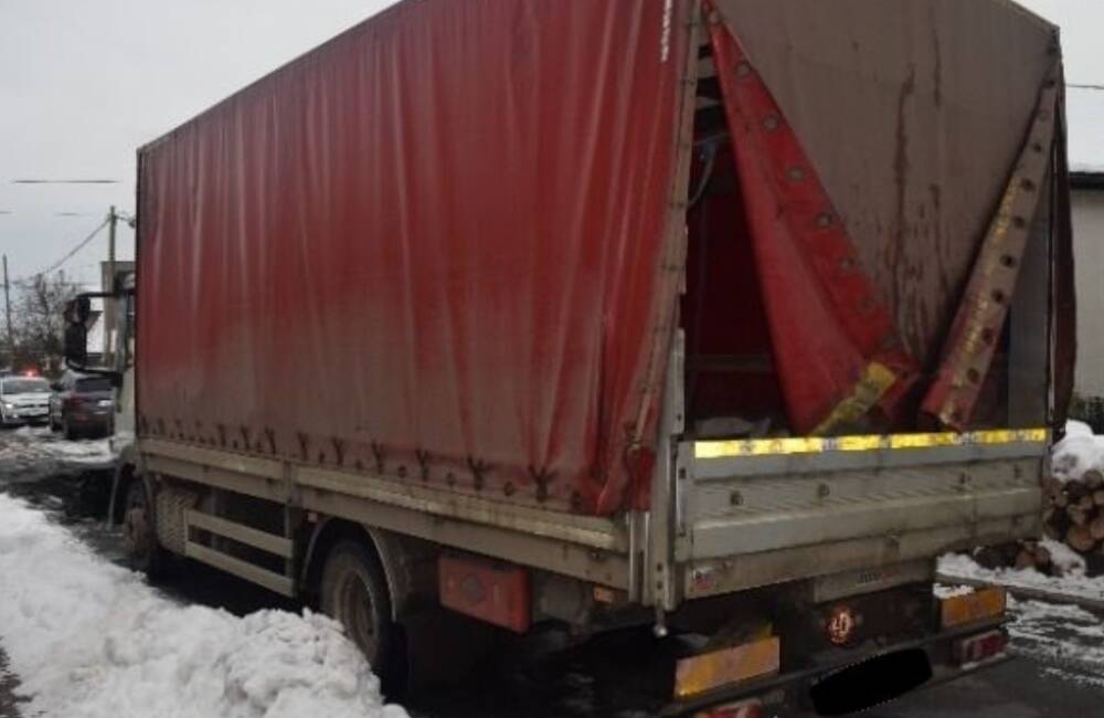 V okrese Prešov zachytil vodič nákladného auta pri cúvaní chodca. Muž zranenia na mieste podľahol