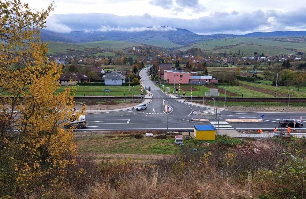 FOTO: Nebezpečná križovatka pri obci Rožkovany má novú bezpečnejšiu podobu, ktorá môže ochrániť vodičov aj chodcov