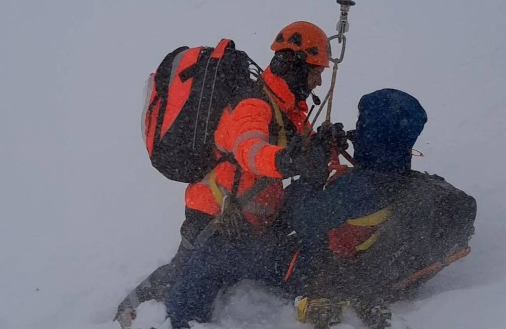 Horskí záchranári pomáhali pri prvej lavínovej nehode v oblasti Sedla nad Červeným žľabom