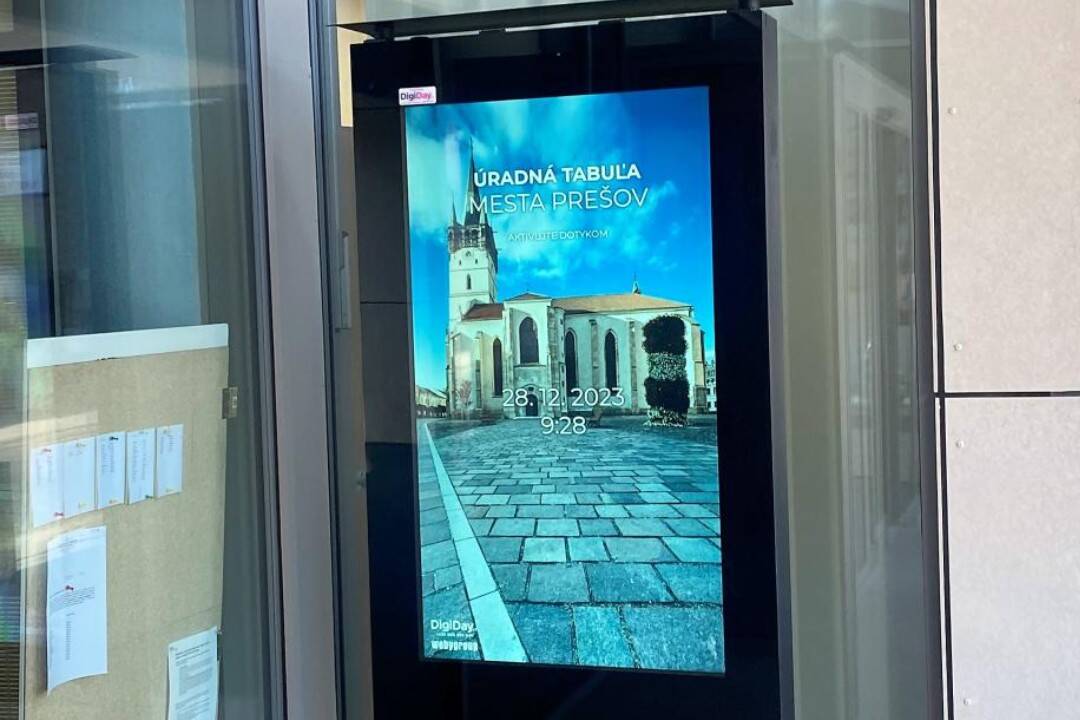 V Prešove pri mestskom úrade stojí digitálna úradná tabuľa. Nájdete tam najnovšie správy či cestovné poriadky