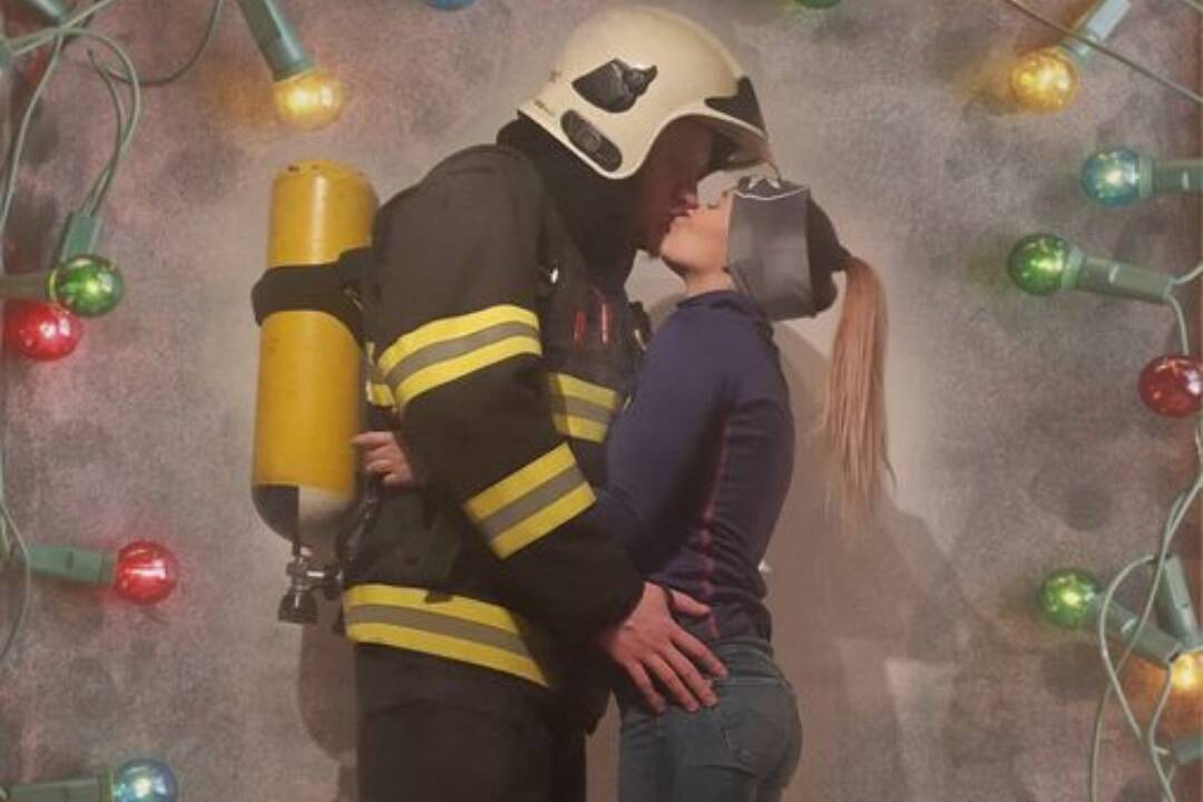 Bozk od požiarnika má žene priniesť šťastie do nového roka, mnohé partnerky hasičov sa ho však nedočkajú