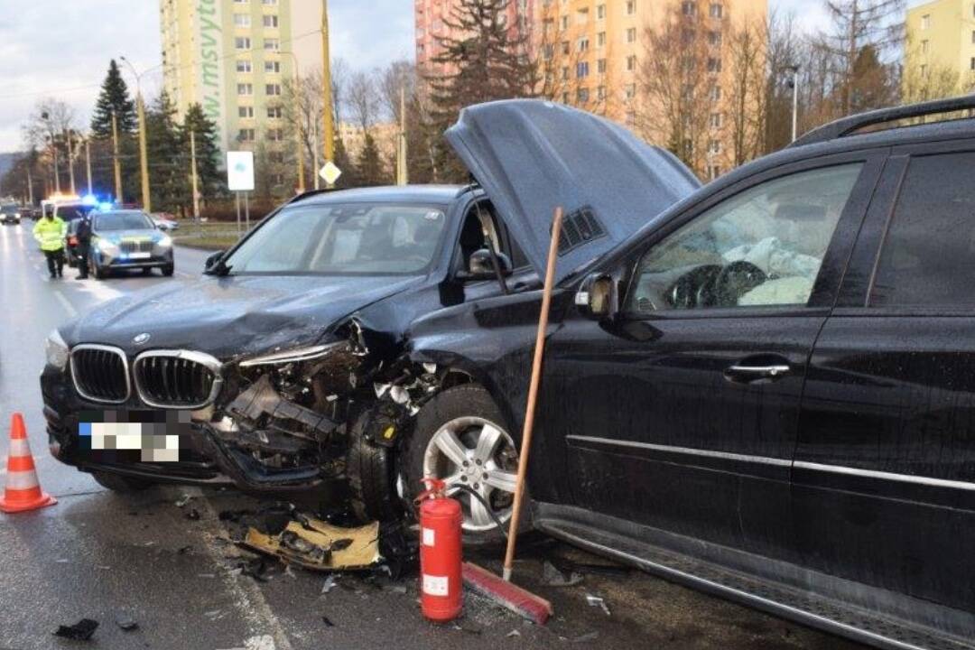 FOTO: V Župčanoch sa 16-ročný chlapec učil šoférovať na cudzom aute. Spôsobil dopravnú nehodu a chcel utiecť
