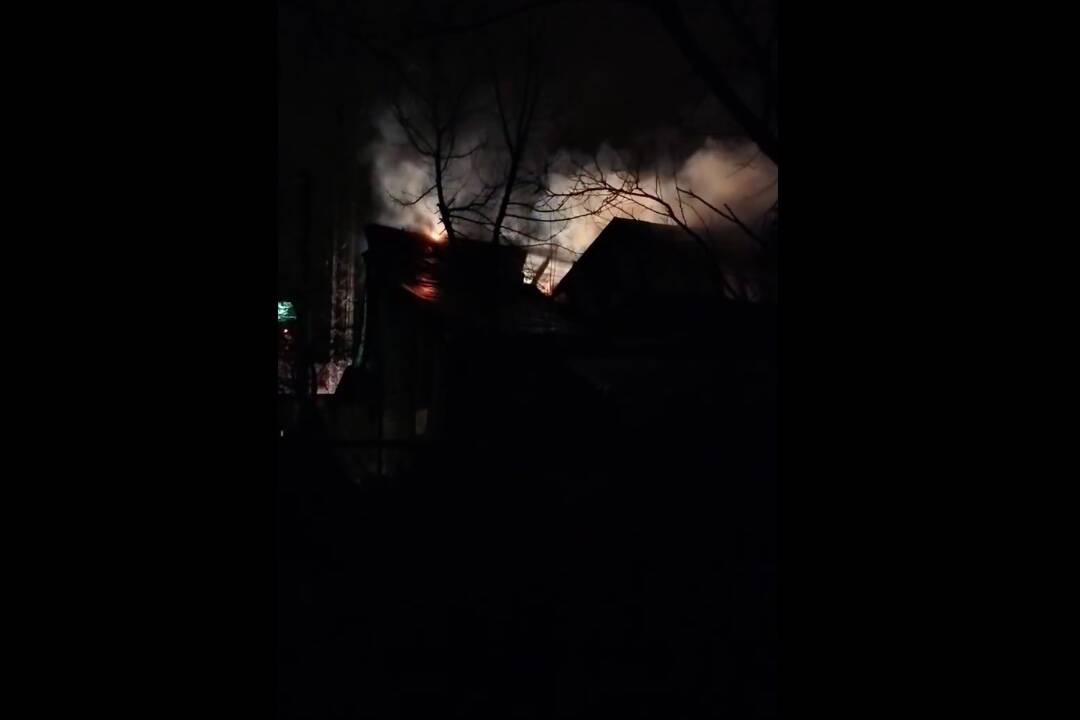 V Prešove došlo k požiaru rodinného domu. Na mieste zasahovalo deväť hasičov