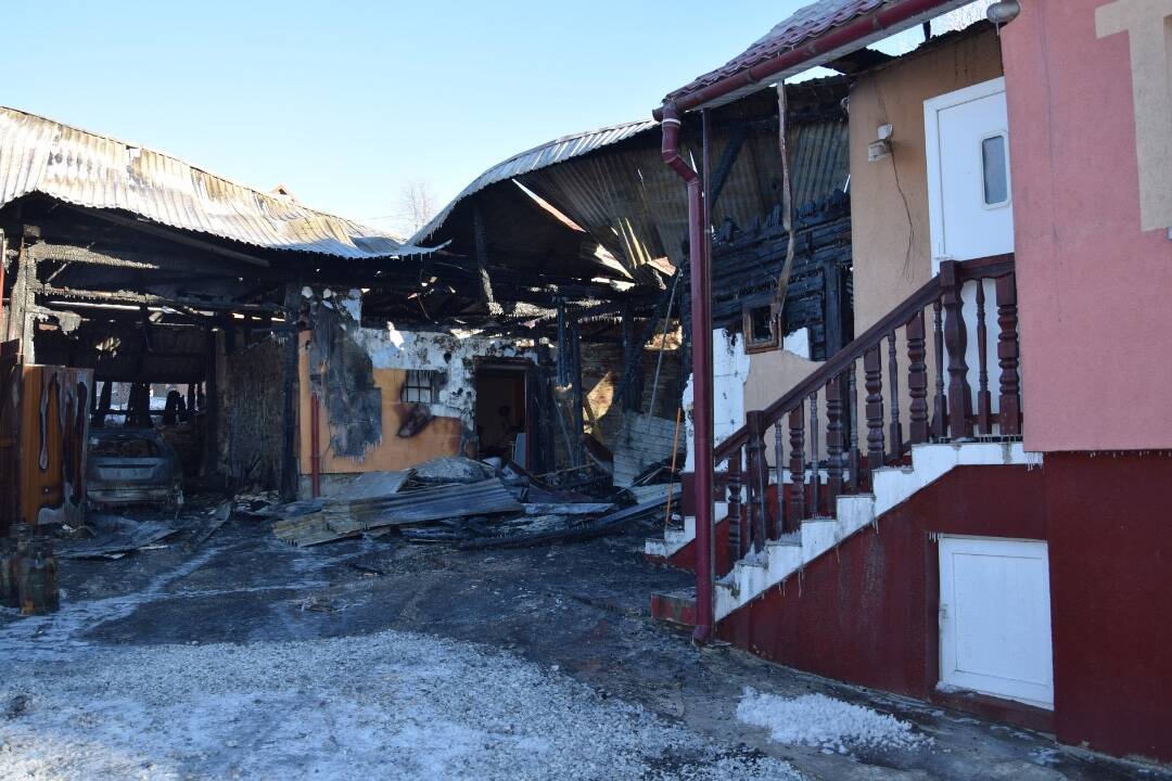 FOTO: V obci Pusté Pole horel v noci rodinný dom, garáž aj šopa