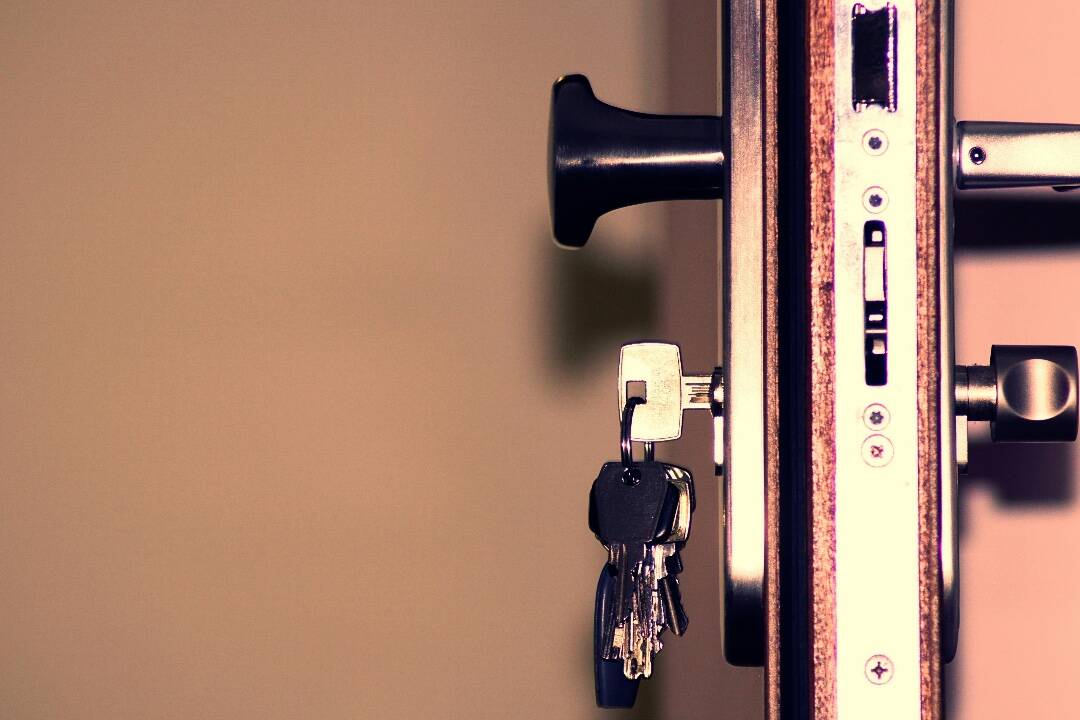 Neznámy páchateľ vymenil zámok na dverách cudzieho bytu, svojím novým kľúčom zamkol a odišiel
