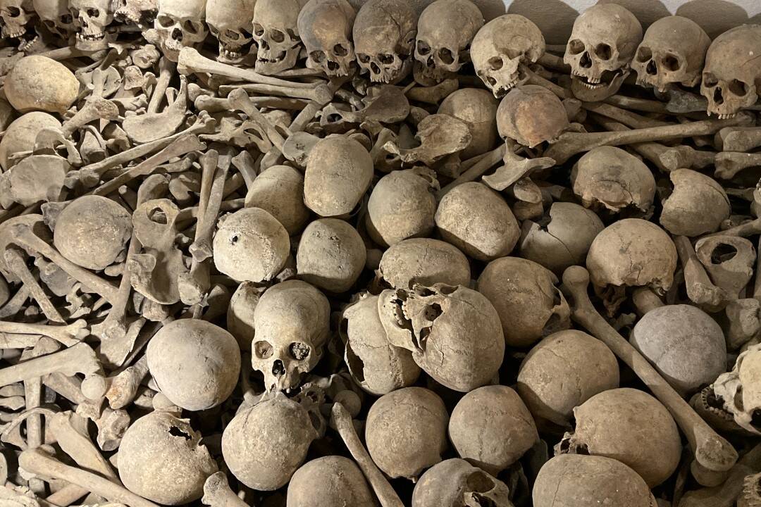 FOTO: Krypta v obci Osadné pri Snine ukrýva kosti viac než tisíc vojakov. Pred sto rokmi tu krv tiekla prúdom