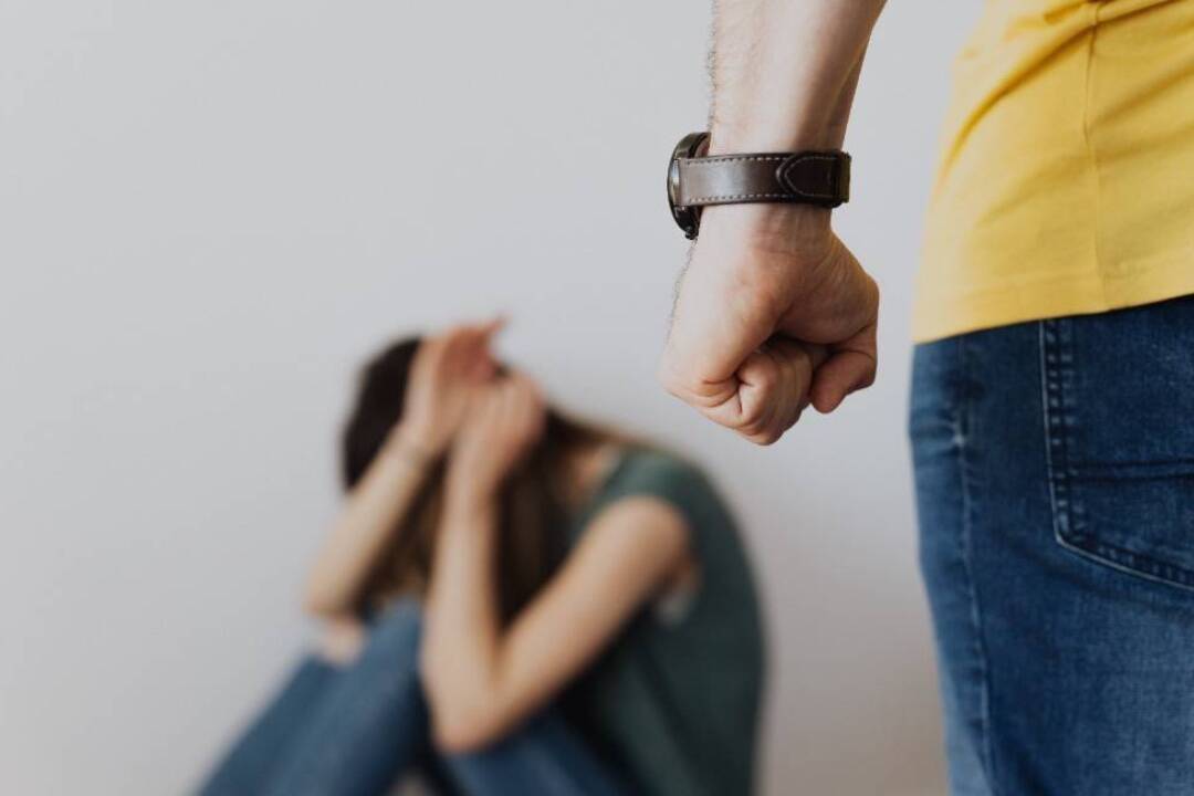 Foto: Muž napadol počas spánku svoju manželku, neskôr sa jej vyhrážal, že je odrúbe hlavu